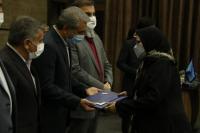 تقدیر از پیشکسوت هنرمند در رشته دست بافته های داری 