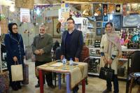 تقدیم عیدی کارمندان در اخرین جلسه 1395 آرامگاه حافظیه 